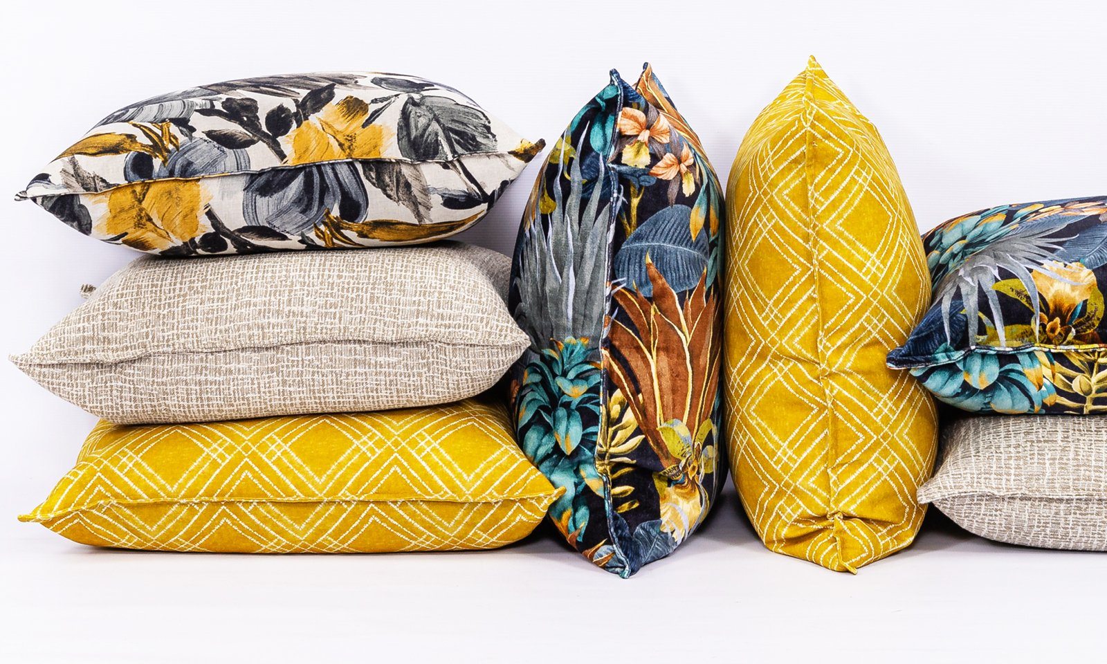 EVERYTHING YOU NEED TO KNOW ABOUT STYLING SCATTER CUSHIONS